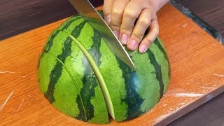 It turns out that watermelons can still be cut like this, without dirtiness or juices after eating,