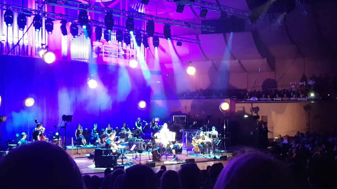 Andreas Gabalier Vergiss Die Heimat Nie Text Andreas Gabalier Unplugged München 6.4.17 Vergiss die Heimat nie - YouTube