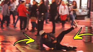 Download lagu CAÍ NA FRENTE DE TODO MUNDO EM LOS ANGELES CAÍ NA FRENTE DE TODO MUNDO EM LOS ANGELES