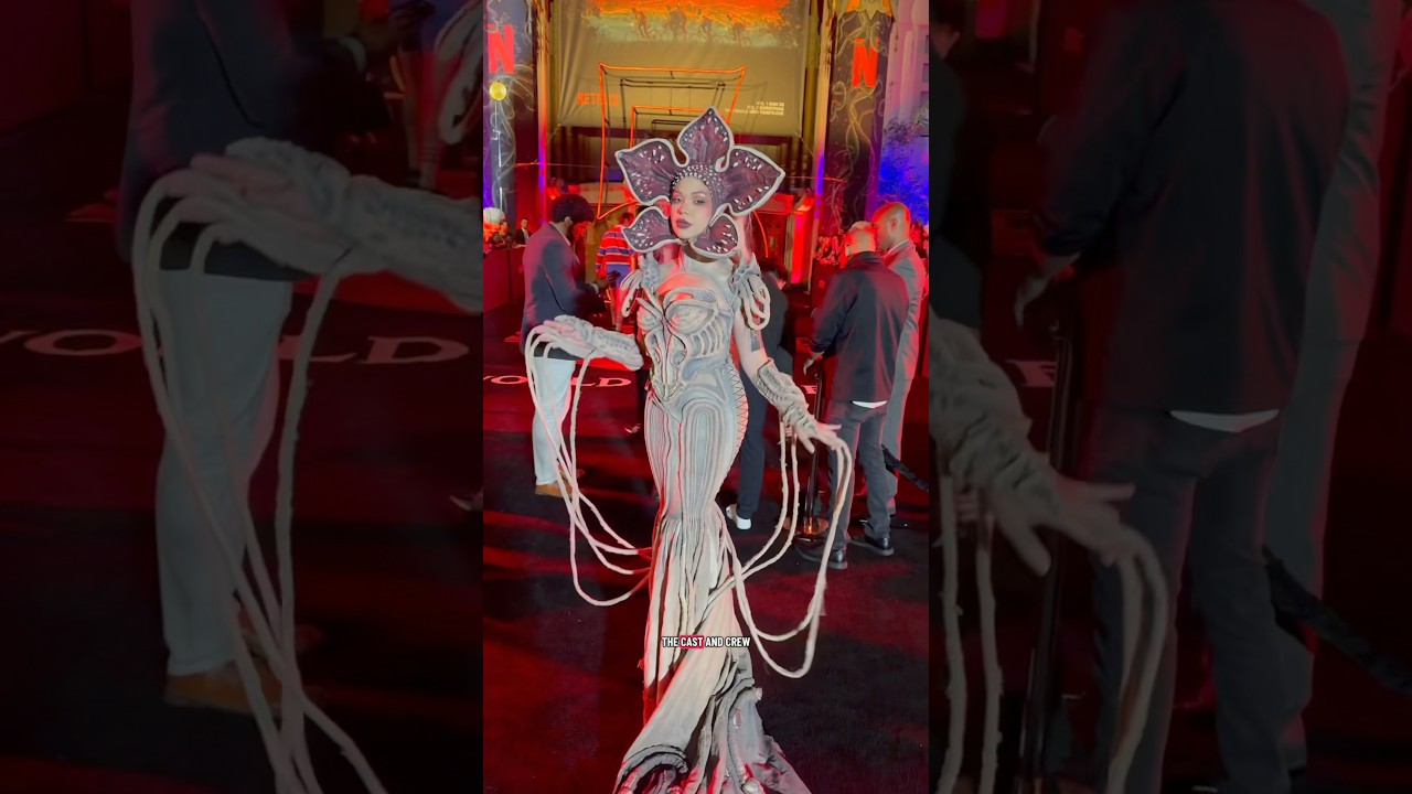 IM AT THE STRANGER THINGS WORLD PREMIERE??WHAT?! #strangerthings #strangerthings5 #cosplay #costume