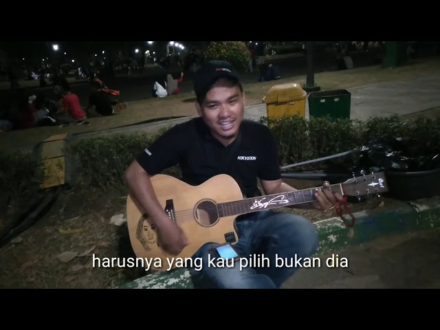 Gitar bodong (harus nya aku) chond in pinggiran MONAS class=