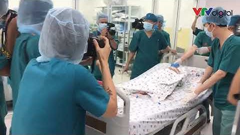 Khoảng khắc bé Trúc Nhi được đưa ra khỏi phòng mổ | VTV24