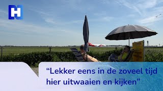 Vliegtuigspotters staan met de camper langs de Polderbaan van Schiphol