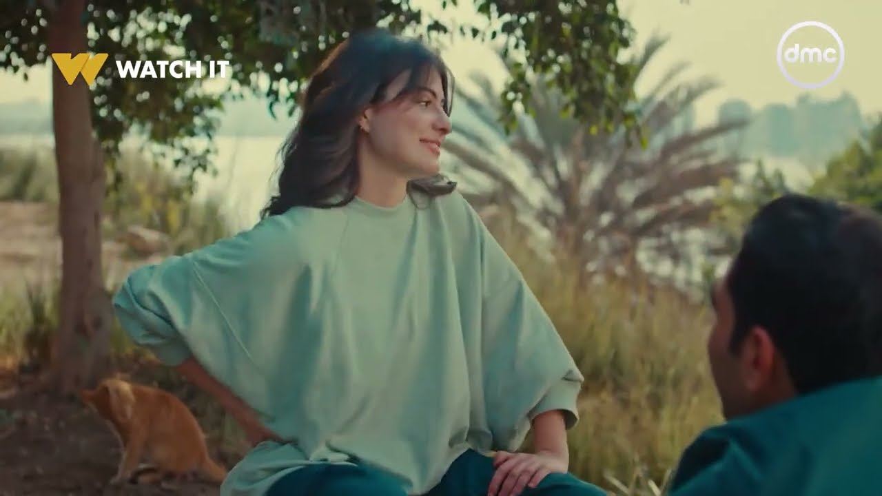 فخر الدلتا - لما صحابك يقفشوك قاعد مع البنت اللي بتحبها 😂