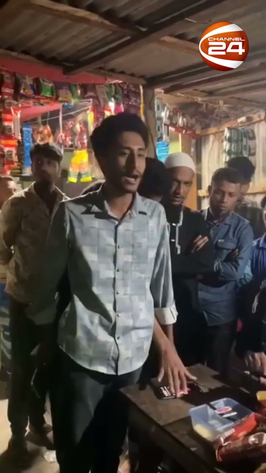 পুলিশকে শাসাচ্ছে ছাত্রদল নেতা!