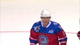 Путин играет в хоккей