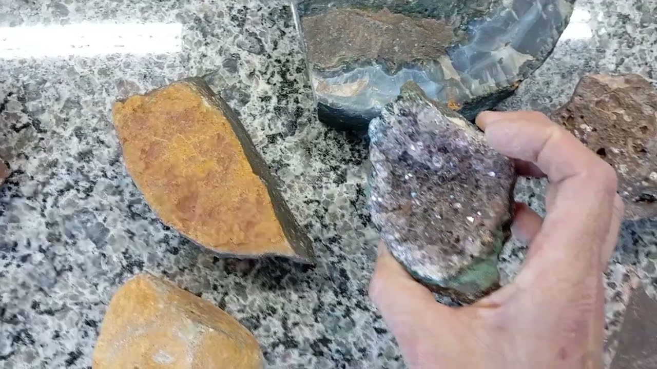 Geologia e mineralogia das rochas ígneas.  Intrusiva (basalto) e extrusiva (granito).