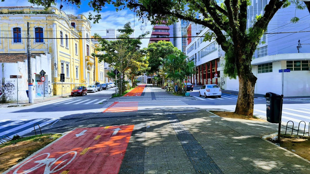 Florianópolis SC. Brazil. ..Avenida Hercilio Luz...Centro...dia 25.09. ...