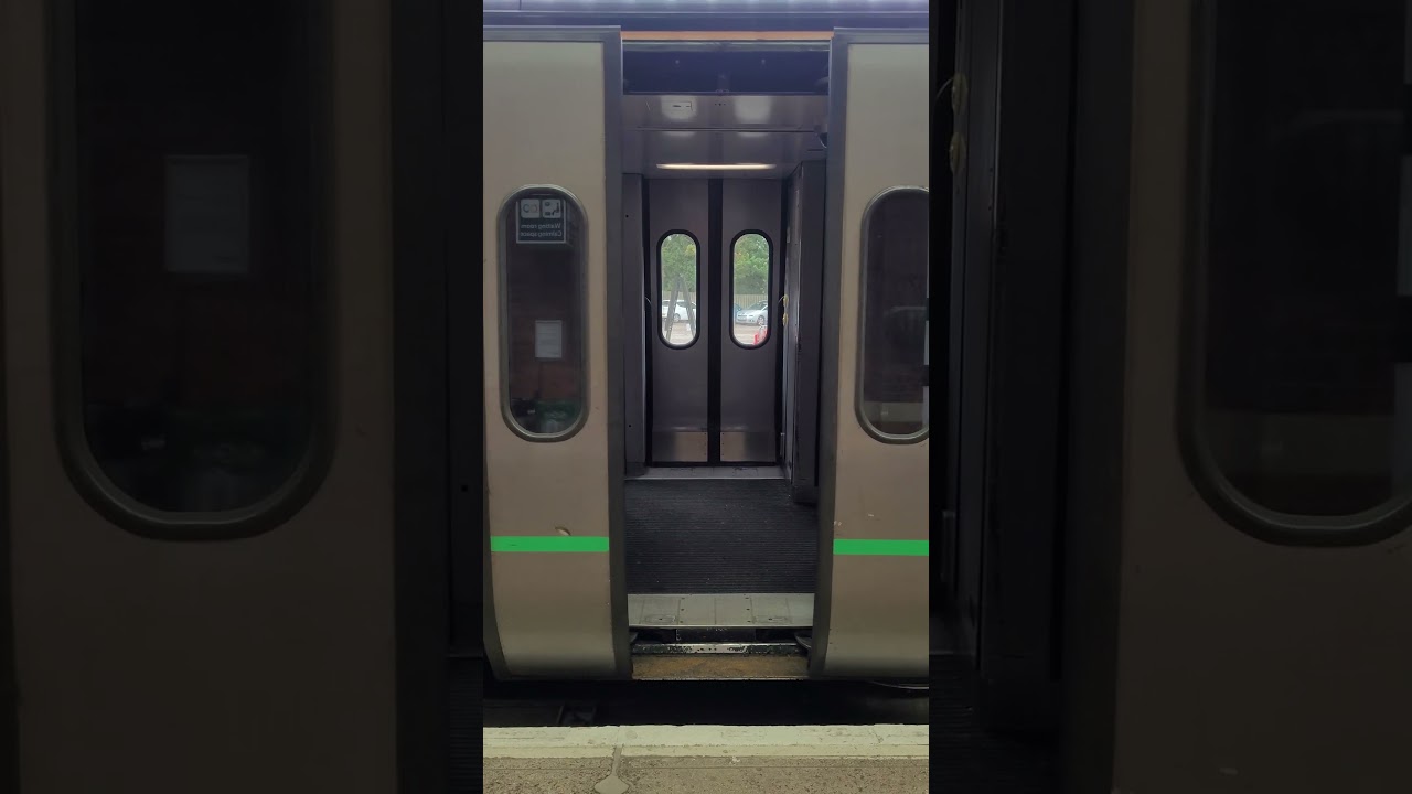 GWR Class 158 doors closing at Sailsbaury