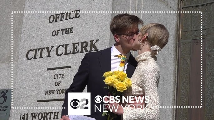 Couples Line Up Outside Nyc Clerk S Office To Tie The Knot On Valentine S Day