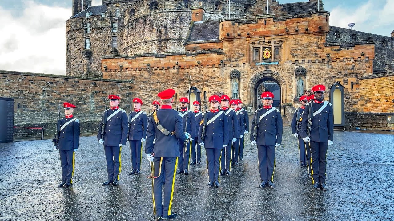 The Queen's Royal Hussars of the British Army | Edinburgh Castle Guard ...
