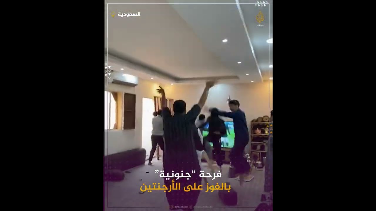 خلع الباب من فرحته بفوز منتخب السعودية على الأرجنتين