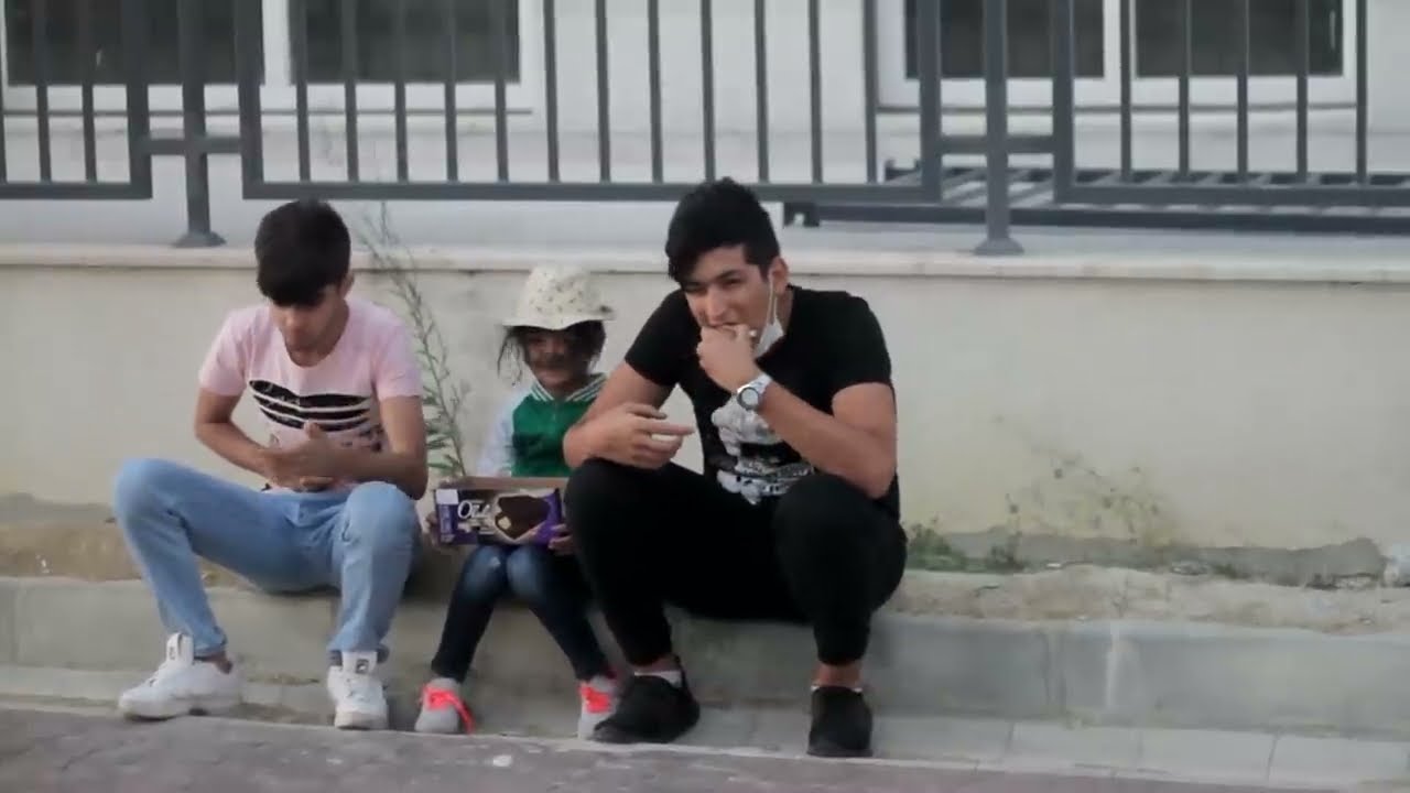 طفله يتيمه تبيع الحلوى شاهد ماذا فعلو لاها الحرميه!!