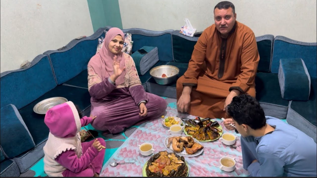 يا محلي لمتنا🫶وسط صنيتنا لما بعملهم الأكل اللي نفسهم فيه مبيبقوش صابرين لما اغرف حياتنا بسيطه 