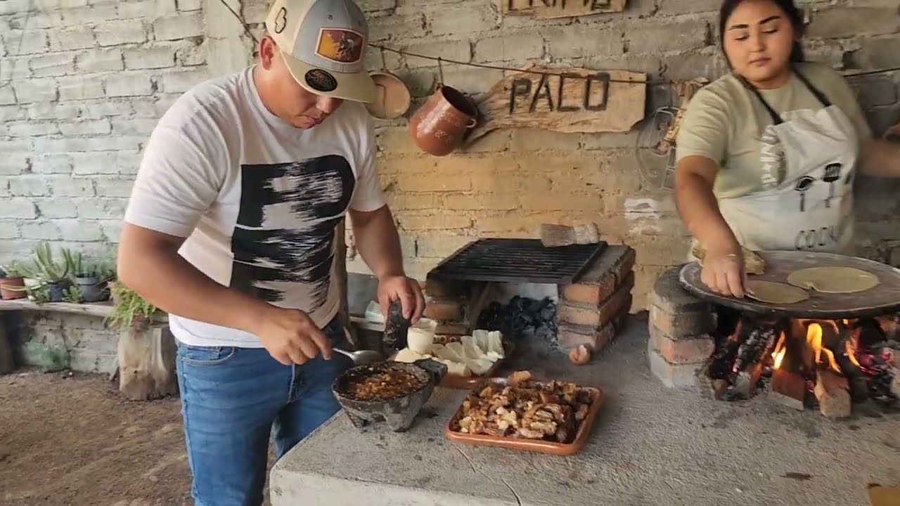 Torteando con la familia Chicharrón y Costilla de Puerco en Salsa de Jitomate 