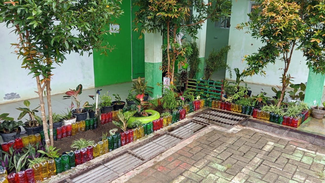 Serunya Membuat Taman Kelas Adiwiyata, Pagar Botol Bekas Cantik