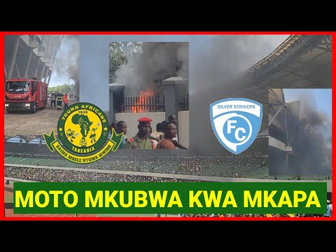 TAZAMA MOTO MKUBWA UWANJA WA MKAPA JESHI LA ZIMAMOTO LAFIKA KUOKOA MOSHI MPAKA NDANI YA UWANJA  TAZAMA MOTO MKUBWA UWANJA WA MKAPA JESHI LA ZIMAMOTO LAFIKA KUOKOA MOSHI MPAKA NDANI YA UWANJA