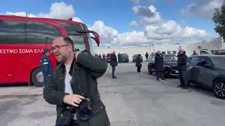 Ο Μητσοτάκης έφτασε στο κινητό συντονιστικό κέντρο της Πυροσβεστικής στη Σαντορίνη | Flash.gr