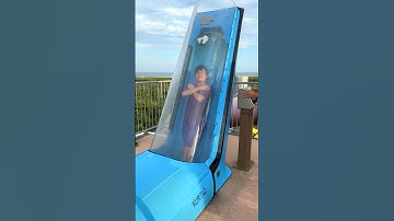 床が抜ける超速いウォータースライダーで度胸試ししてみた #shorts