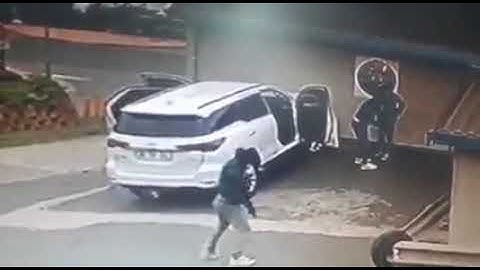 Toyota Fortuner Hijacking at Warner Beach, Durban. Armed Bikers onlookers saved the day from the bar