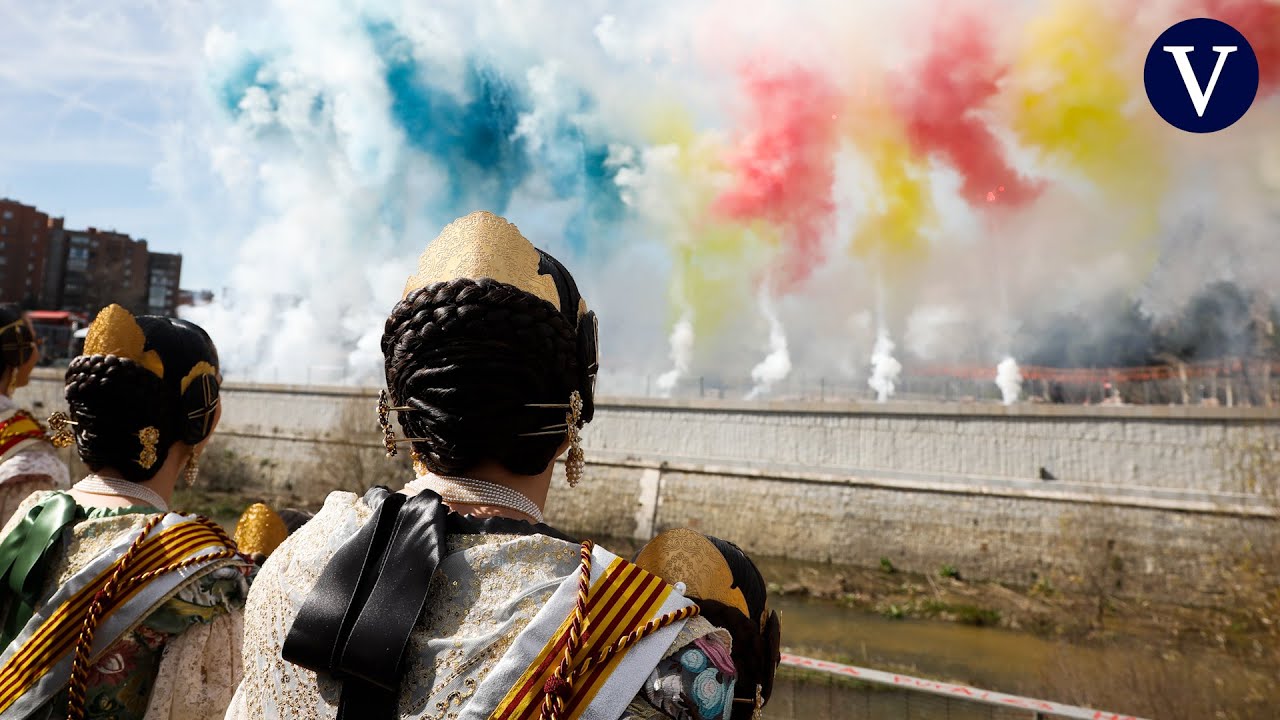 Así ha sido la mascletà fallera de Madrid: siete minutos, humo de colores y 1.500 metros de traca