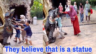 They are afraid. because they think it is a statue. Best Mummy prank in batu jatim Park 3