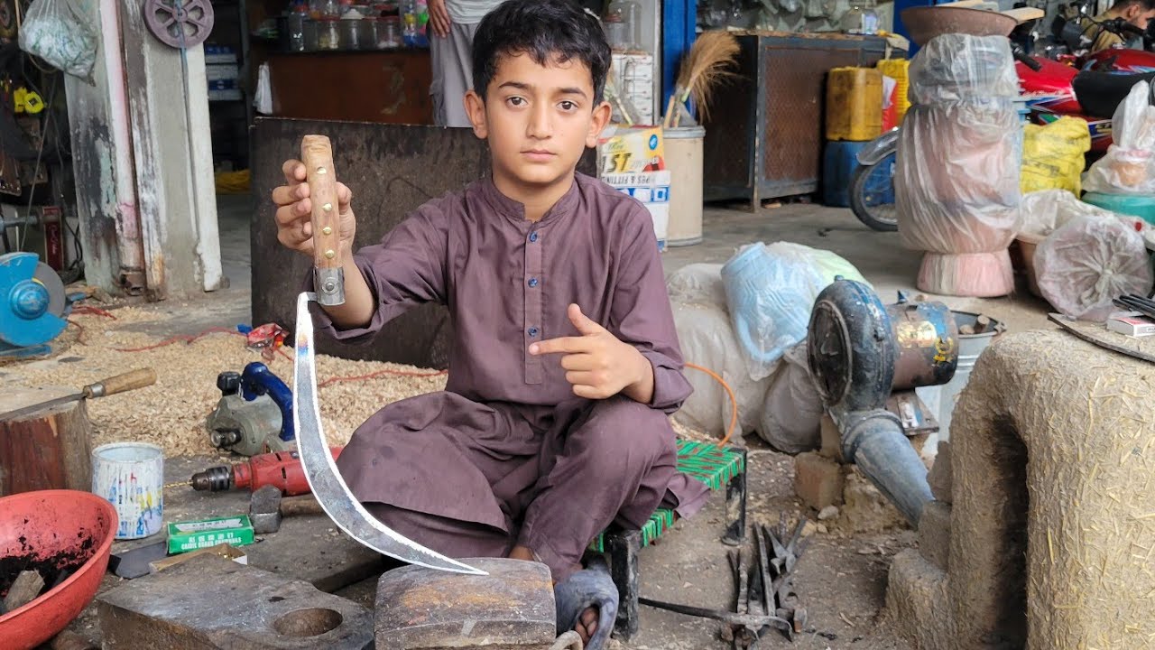 Making of a traditional sickle ||Kamani ke dranty kaysy bnte hy