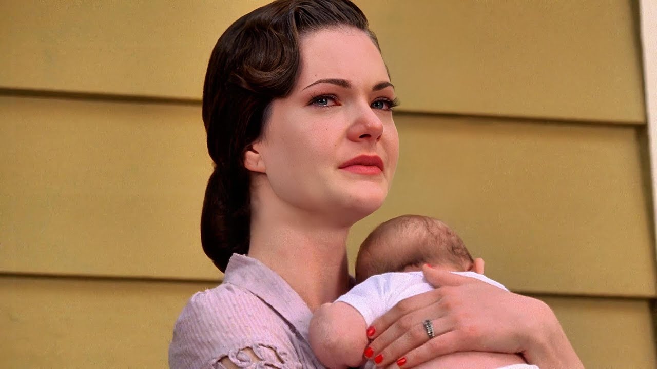 Wife Holds Baby And Waits At Train Station For 65 Years To Keep Her Husbands Promise
