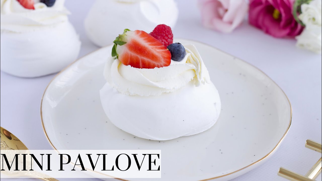 Mini pavlove z lemon curd i kremem śmietankowym i owocami na słodki stół