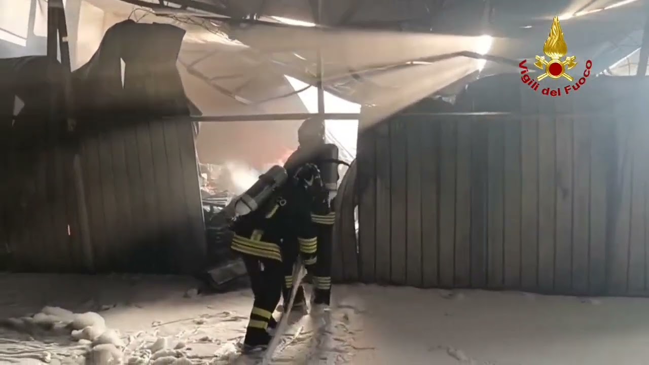 Messina. Incendio di un capannone a Larderia, vigili del fuoco al lavoro