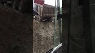 Неоправдано глупый поступок водителя самосвала. 😱#shorts #buldozer #exkavator #tehnics #tehnica_01