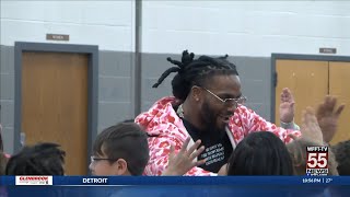 Jaylon Smith signs Valentines for elementary students in Fort Wayne
