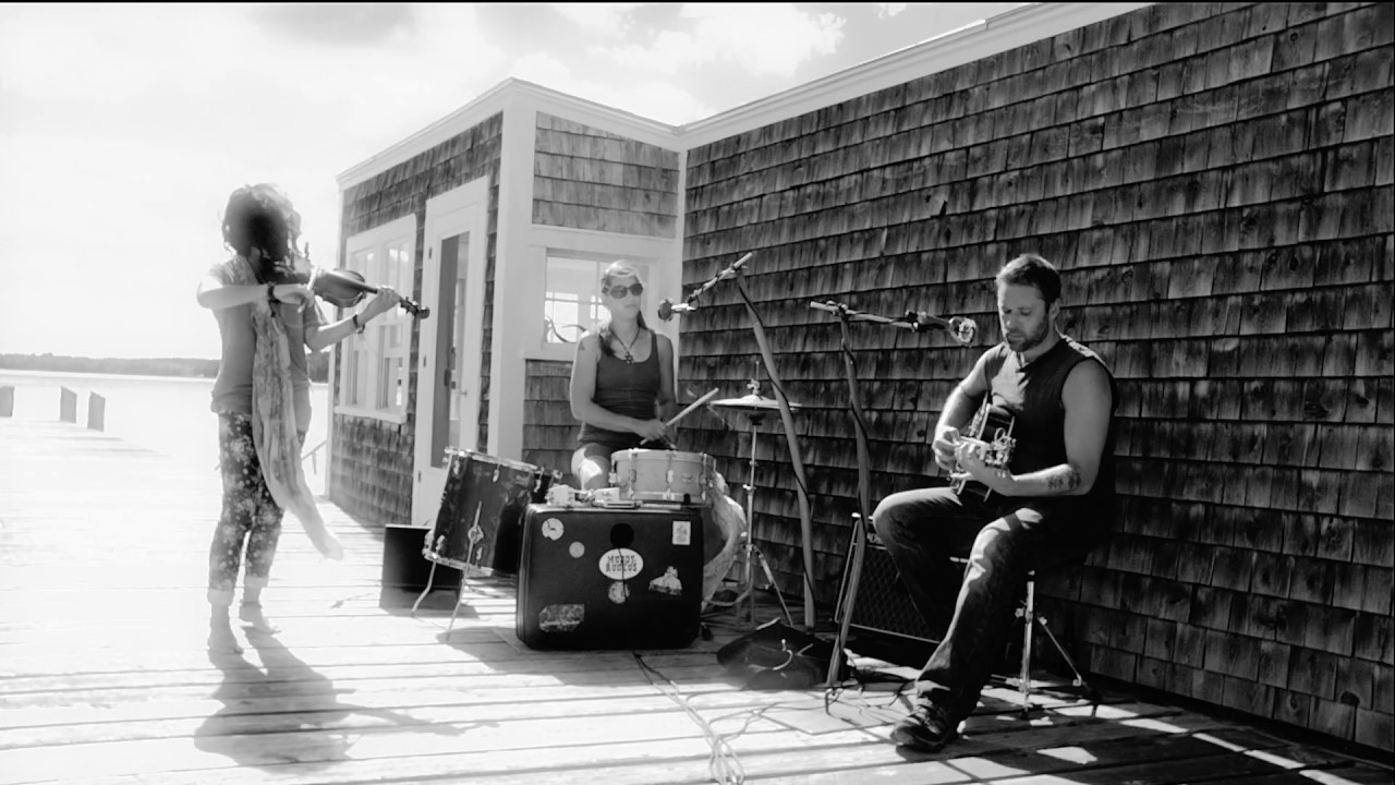 Obejrzyj Muddy Ruckus with Daisy Castro / Get Lost / Salt Stage / 08.29.16 w YouTube Obejrzyj Muddy Ruckus with Daisy Castro / Get Lost / Salt Stage / 08.29.16 w YouTube