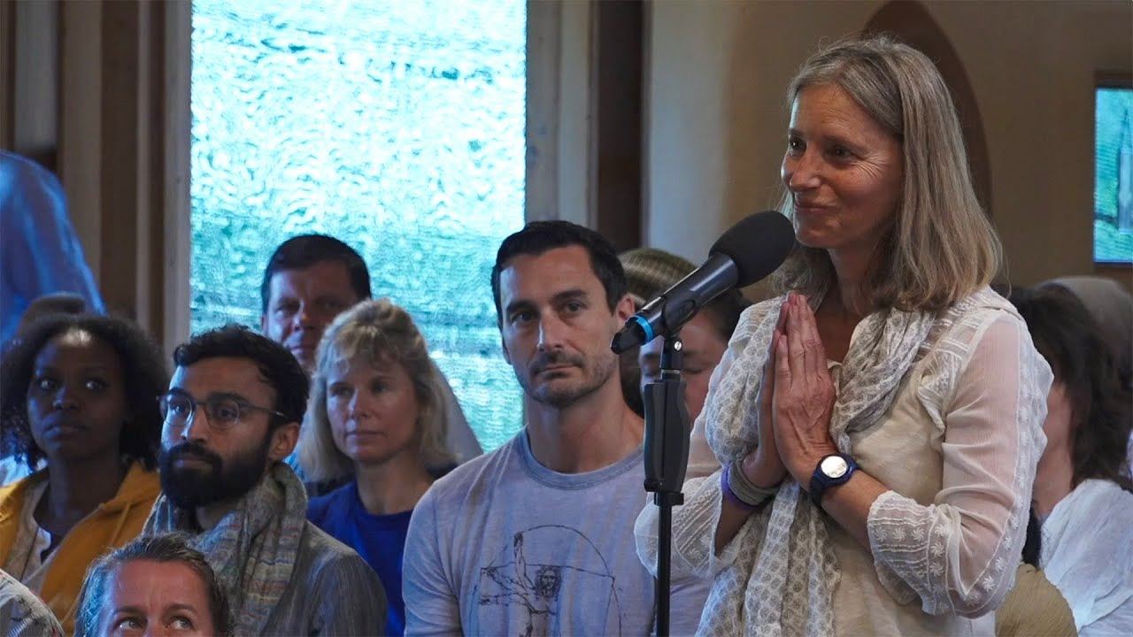 L'uccellino è volato via dalla gabbia e ora riposa sui rami del grande baniano