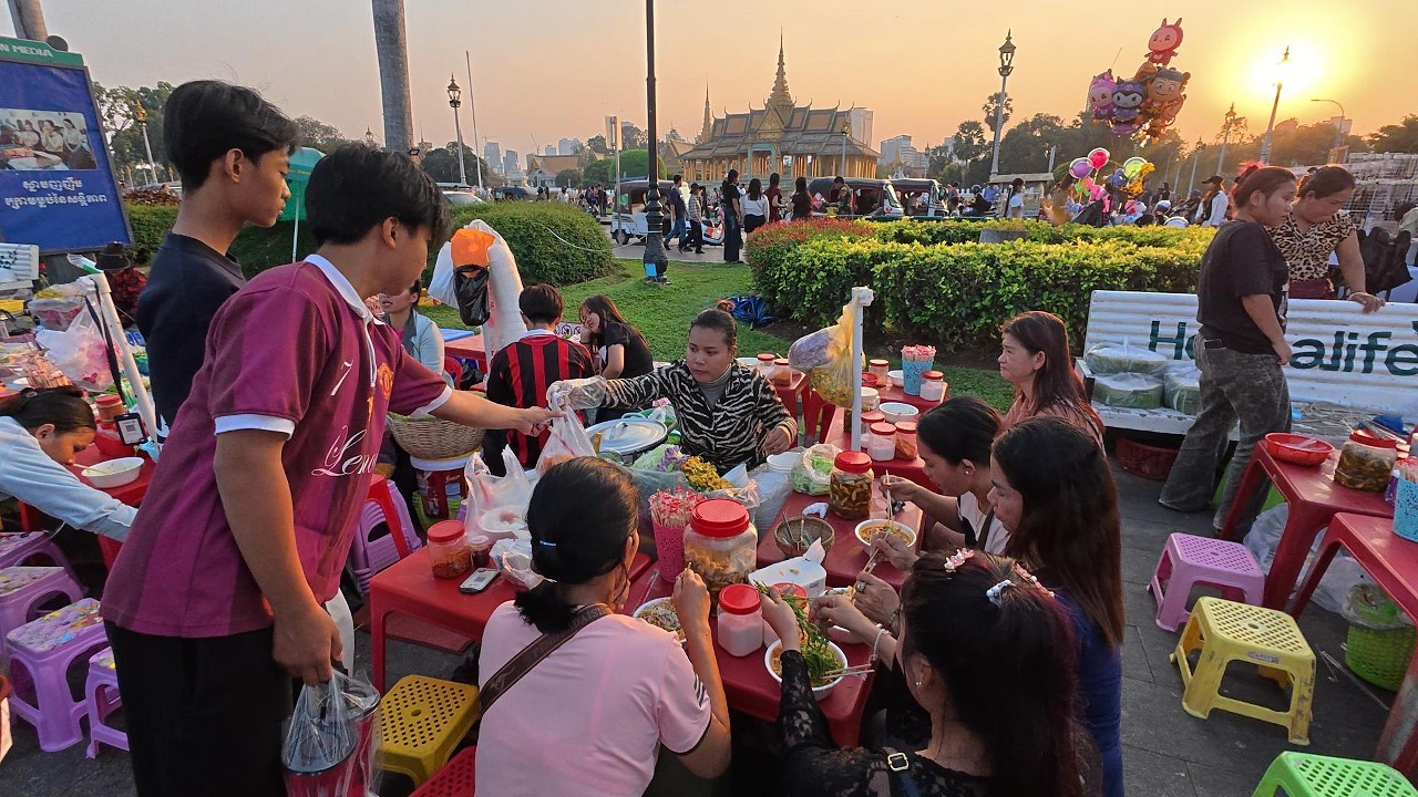 PHNOM PENH Weekend Walk Tour at CHAKTOUK RIVER SIDE, Explore CAMBODIAN Street Food 2026 | 4K