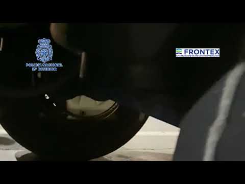 La Polic&iacute;a Nacional rescate a 5 migrantes menores ocultos en camiones en el Puerto de Ceuta