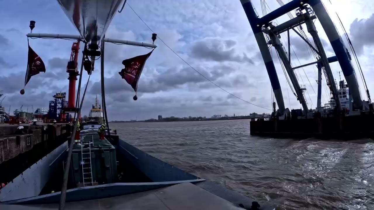 Vaart van Hendrik Ido Ambacht naar de losplaats in Rotterdam.
