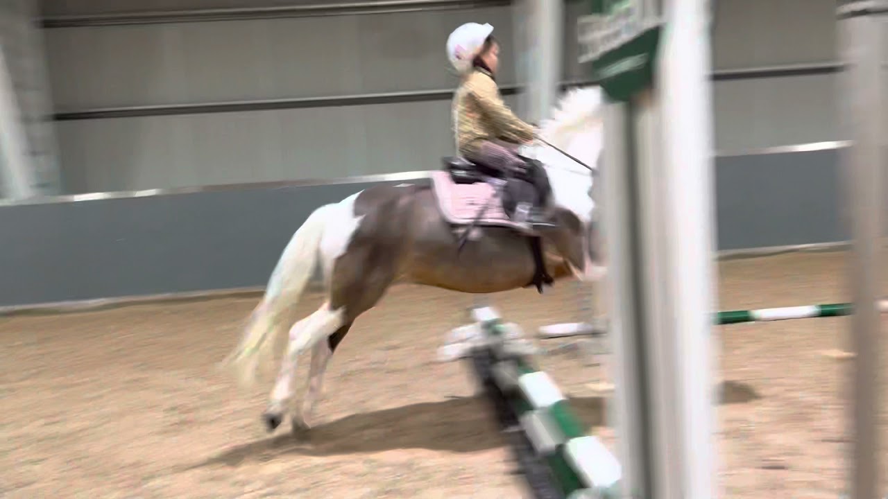 Annabel och Florina hopptränar