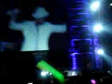 周杰倫 世界巡迴演唱會２００８ 馬來西亞 〔杰倫跳舞片段） JAY DANCES！