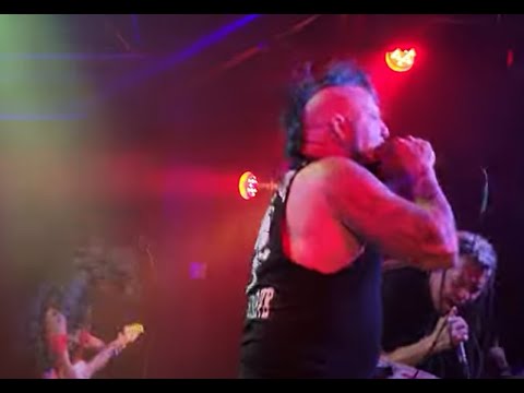 Mudvayne's Chad Gray joined Nonpoint on stage to perform the song “Miracle“