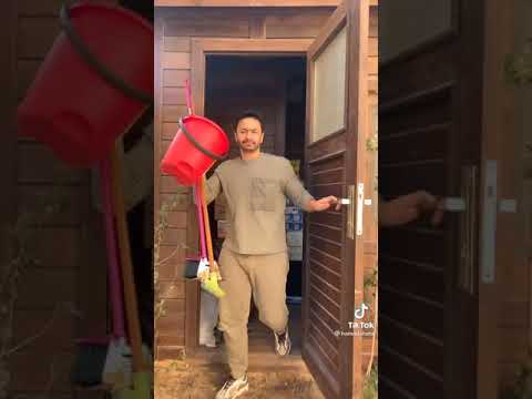 حماده هلال وهو بيعمل تيك توك فى بيتهه على اغنيه بحب الجدعنه