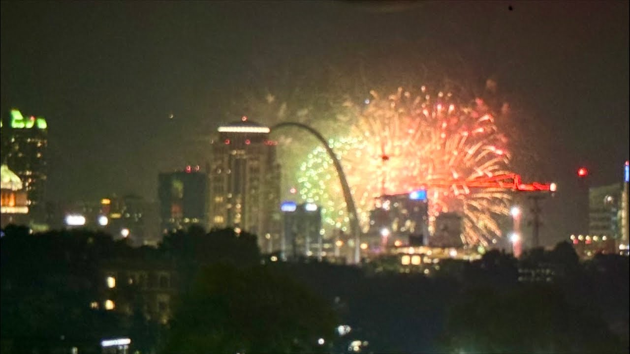 LIVE Fireworks at the Gateway Arch - YouTube