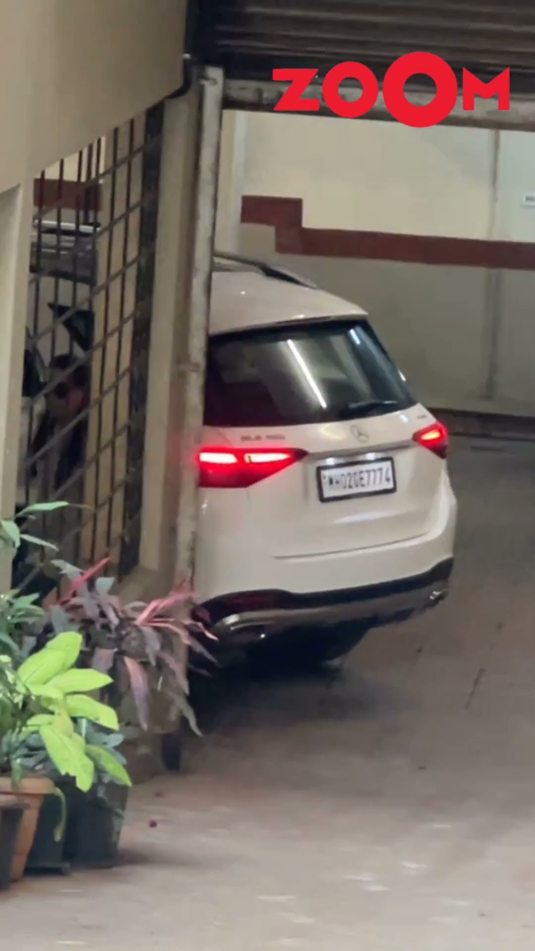 Karisma Kapoor ARRIVES at Saif-Kareena's house ? #karismakapoor #shorts
