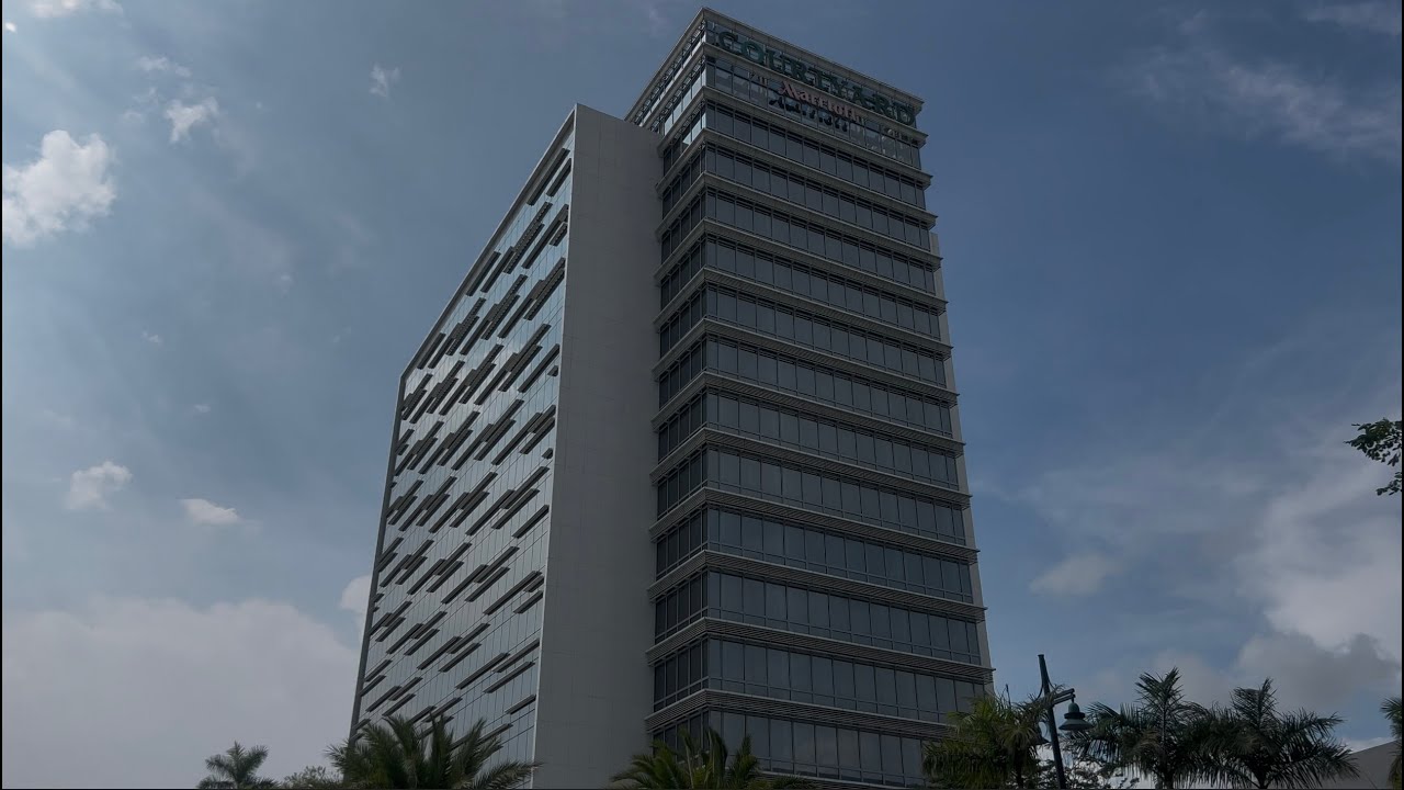 FIRST TIME IN ILOILO! 🇵🇭 Courtyard by Marriott Suite Tour & Fish Port Paluto Experience