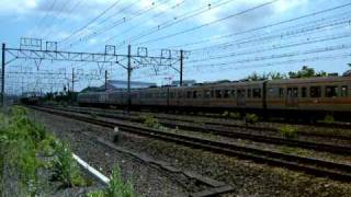 ２１１系電車とＥＦ６５牽引貨物の競演