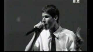 Video thumbnail of "BEASTIE BOYS  - SHAKE YOUR RUMP LIVE GLASGOW"