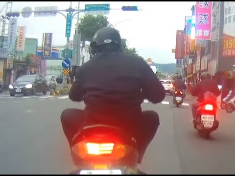 原來油門在左邊阿!