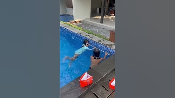LEIKA BERENANG BARENG COWO😱 NGAJARIN RENANG SAMPAI BISA KEREN BANGET‼️ #leika #viral #shorts