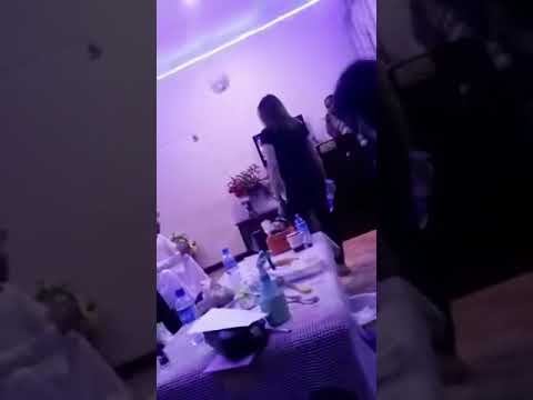 رجل من اصول عربية في بيت دعارة يتضارب