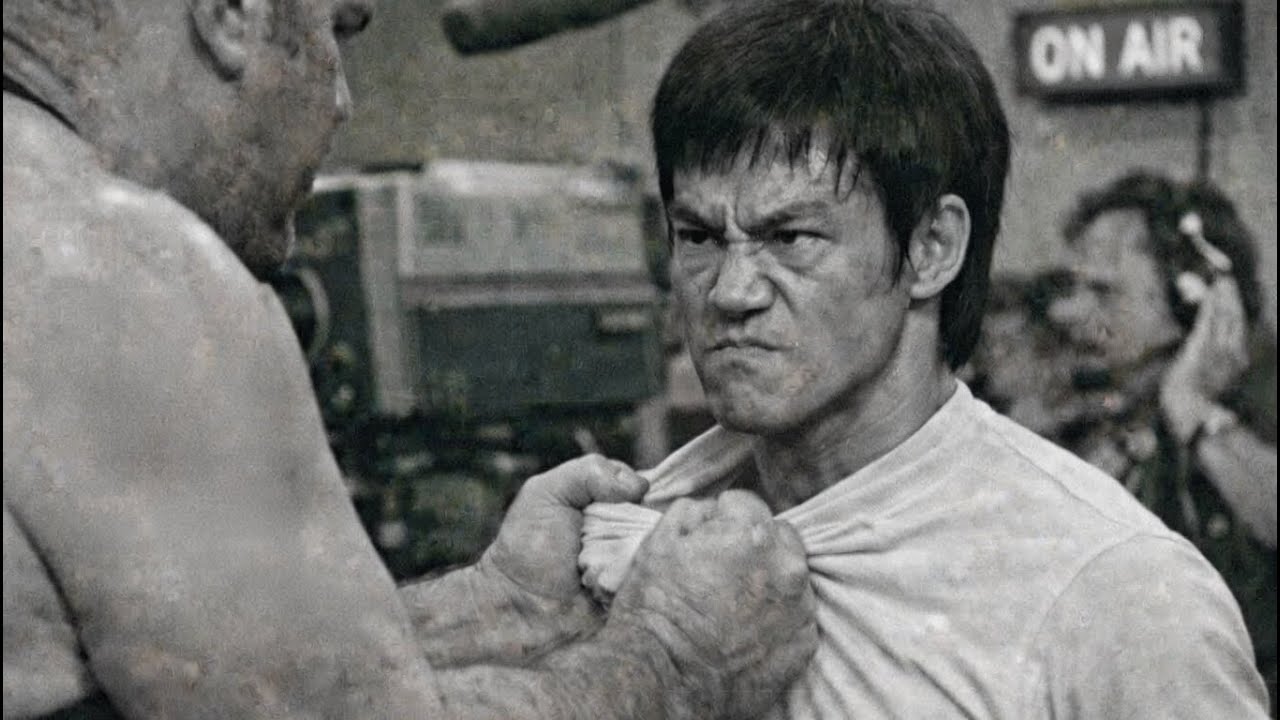 350-фунтовый рестлер схватил Брюса Ли за воротник в прямом эфире — продюсеры прервали трансляцию